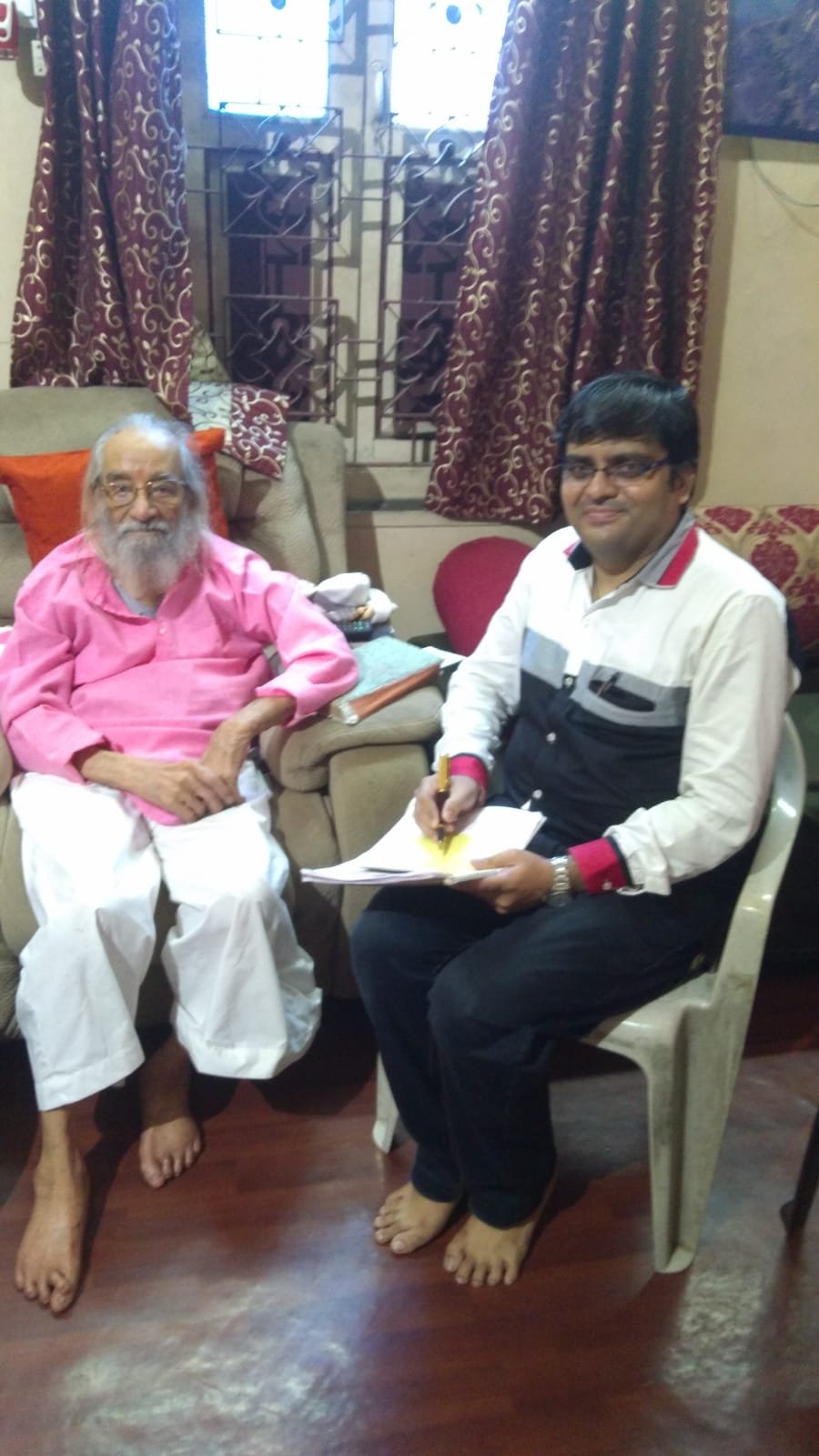 शिवशाहीर बाबासाहेब पुरंदरे यांच्या हस्ते सत्कार — गणेशोत्सवातील २१ वर्षांच्या पौराणिक, ऐतिहासिक व सामाजिक देखाव्यांच्या लेखन-निवेदनाला मिळालेली दाद